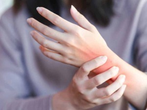 Prurito al polso, dolore, infiammazione e rossore, possibile segno di allergia o irritazione della pelle. Consultare un medico per diagnosi accurata e trattamento adeguato.