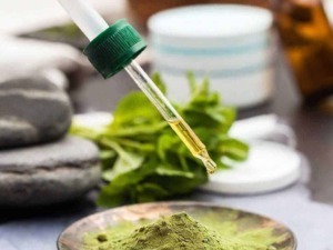 Polvere di erba di spirulina in una ciotola, con un contagocce e contro luce, ambientata in uno studio di medicina alternativa, centrata sul benessere naturale e le proprietà nutrizionali.