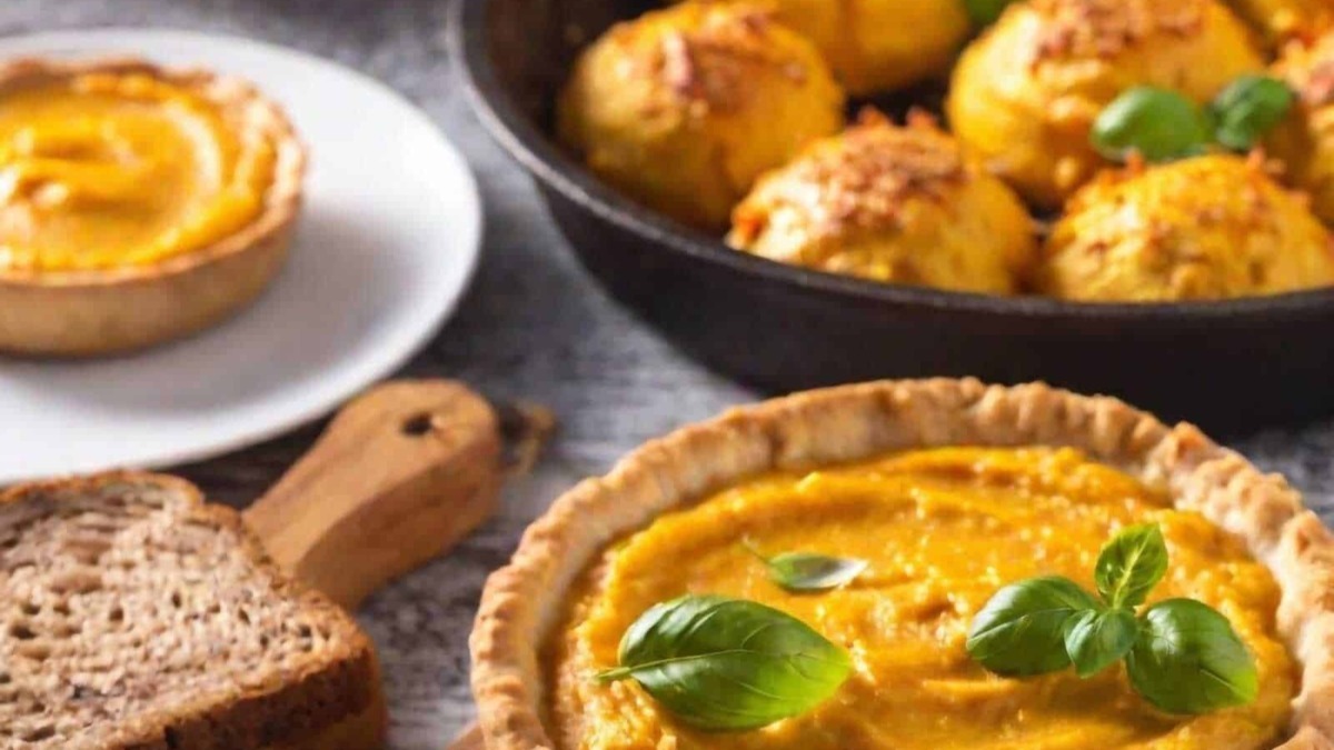 Sformaggio di zucca in crosta con basilico fresco, funghi ripieni e pane integrale, ricetta autunnale, antipasto semplice e gustoso, perfetto per cena o festa di stagione.