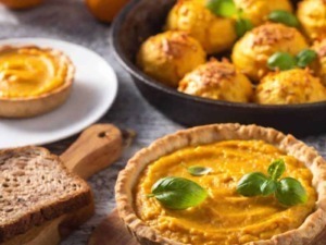 Sformaggio di zucca in crosta con basilico fresco, funghi ripieni e pane integrale, ricetta autunnale, antipasto semplice e gustoso, perfetto per cena o festa di stagione.