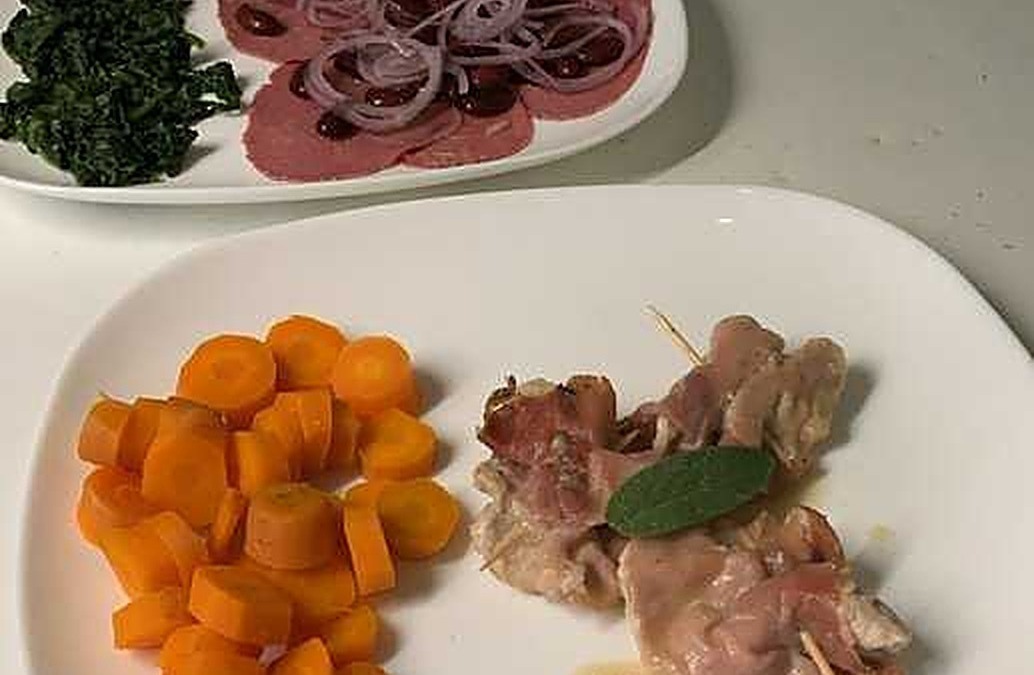 Pollo, carote, insalata, piatto rustico, cucina tradizionale italiana.