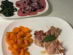 Pollo, carote, insalata, piatto rustico, cucina tradizionale italiana.
