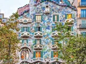 Villa moderna decorata con mosaici colorati, architettura unica e dettagli artistici ispirati allo stile di Gaudí, a Barcellona, edifici iconici, attrazioni turistiche.