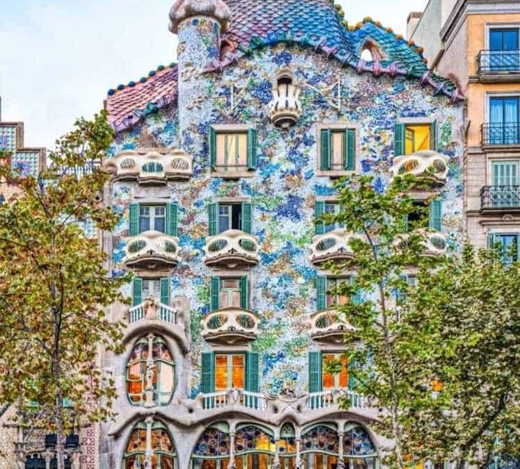 Villa moderna decorata con mosaici colorati, architettura unica e dettagli artistici ispirati allo stile di Gaudí, a Barcellona, edifici iconici, attrazioni turistiche.
