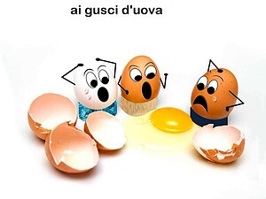 Uova con mascotte animate e gusci rotti, simboli comic/piccolo, in primo piano, rappresentano idee alternative per borse d'uova e ricette creative con uova.