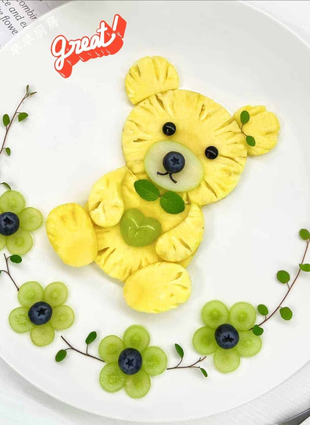 Morso di ananas e uva a forma di orsetto dolce e colorato, decorazione di frutta creativa per bambini, perfetta come spuntino salutare e nutriente, idea originale per feste e giochi con frutta fresca.