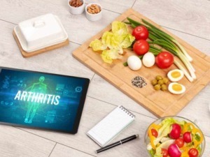 Alto text: Dieta anti-infiammatoria per l'artrite con verdure fresche, uova e frutti di bosco, focus su alimenti antinfiammatori e salute articolare.