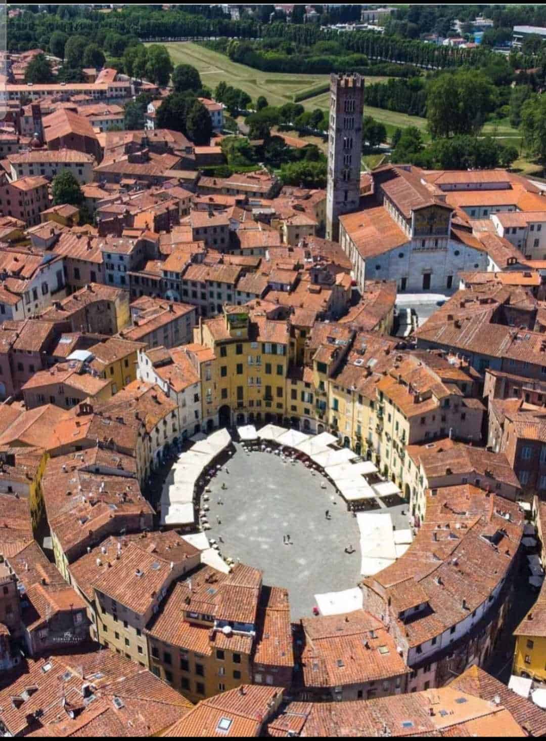 Vicolo e case storiche con tetti in terracotta nel centro di Pienza, Toscana, Italia, vista aerea.