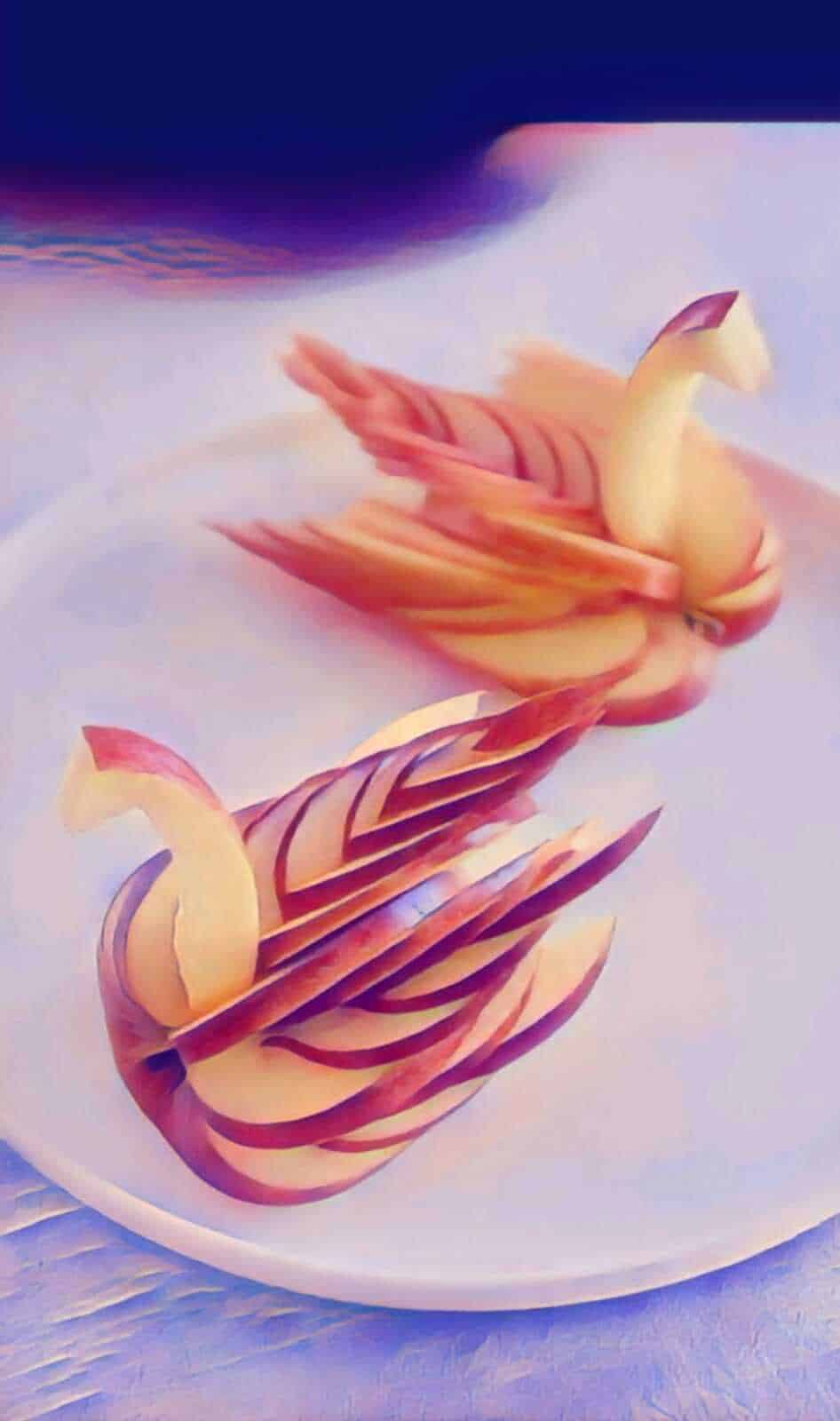 Mele intagliate a forma di cigno per decorazioni creative