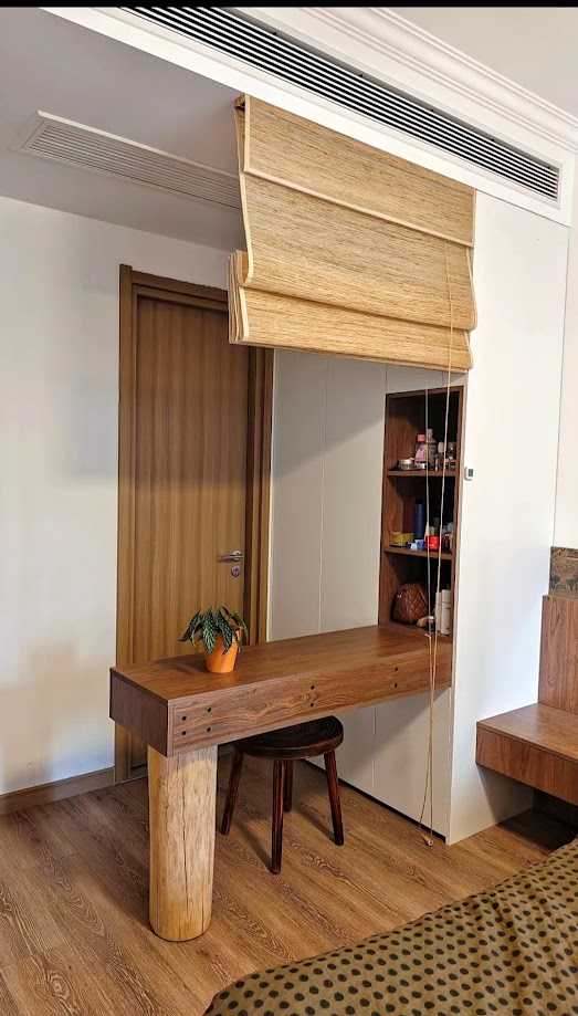 Dividere un open space senza muri: Linda zona giorno con tavolo in legno, poltrona e scaffale a muro con decorazioni naturali, ambiente funzionale e accogliente in stile moderno con dettagli in legno naturale.