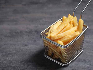 Frituire di patatine, patatine fritte croccanti in cestino di metallo, snack di fast food, cibo spuntino, alimento fritto dorato, Appunti Sul Blog.