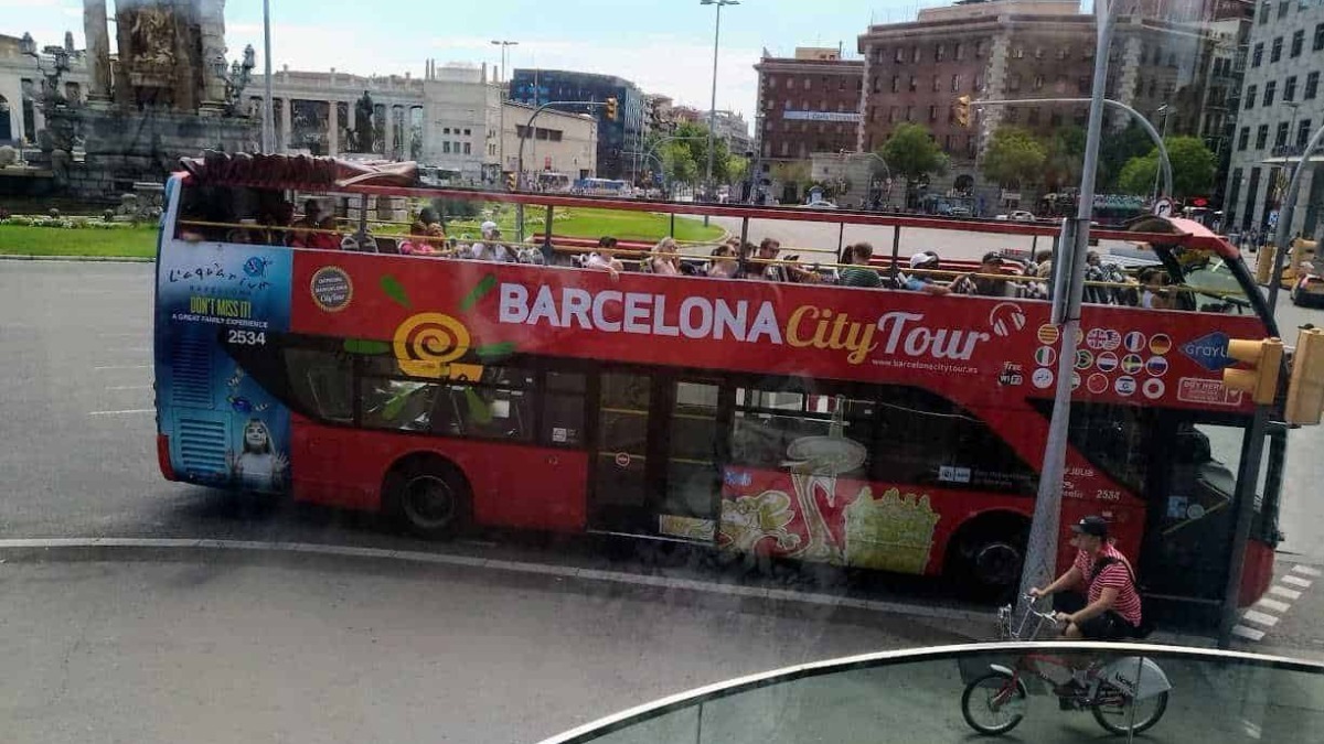 Scopri i tour in autobus panoramici a Barcellona con il city tour su doppio piano, esplorando le principali attrazioni della città catalana.