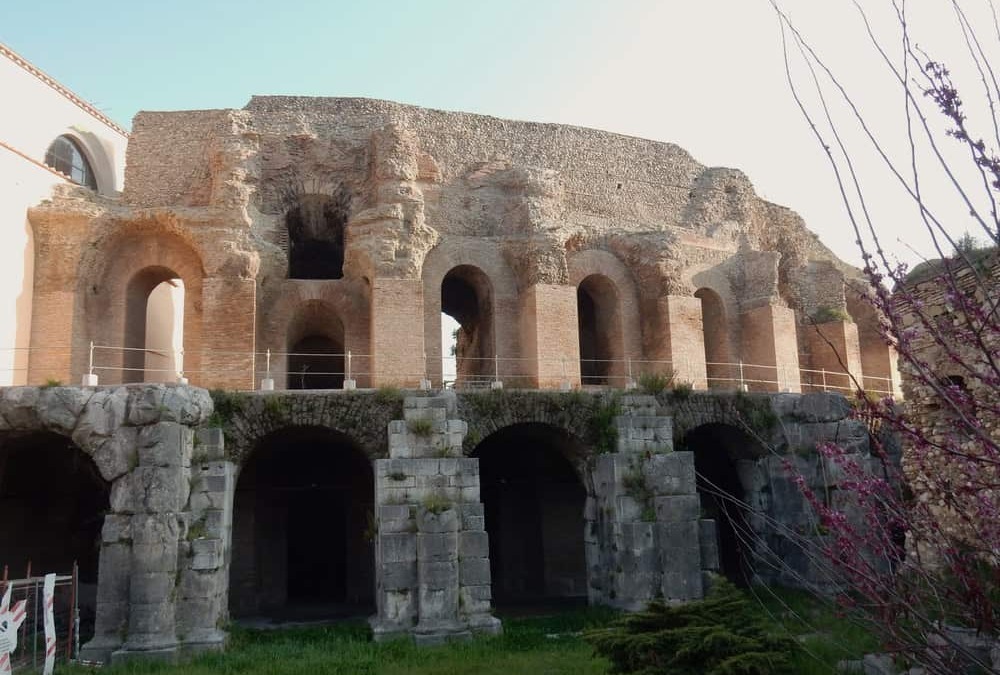 Arco di Traiano e resti romani