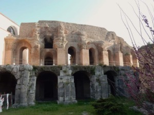 Arco di Traiano e resti romani