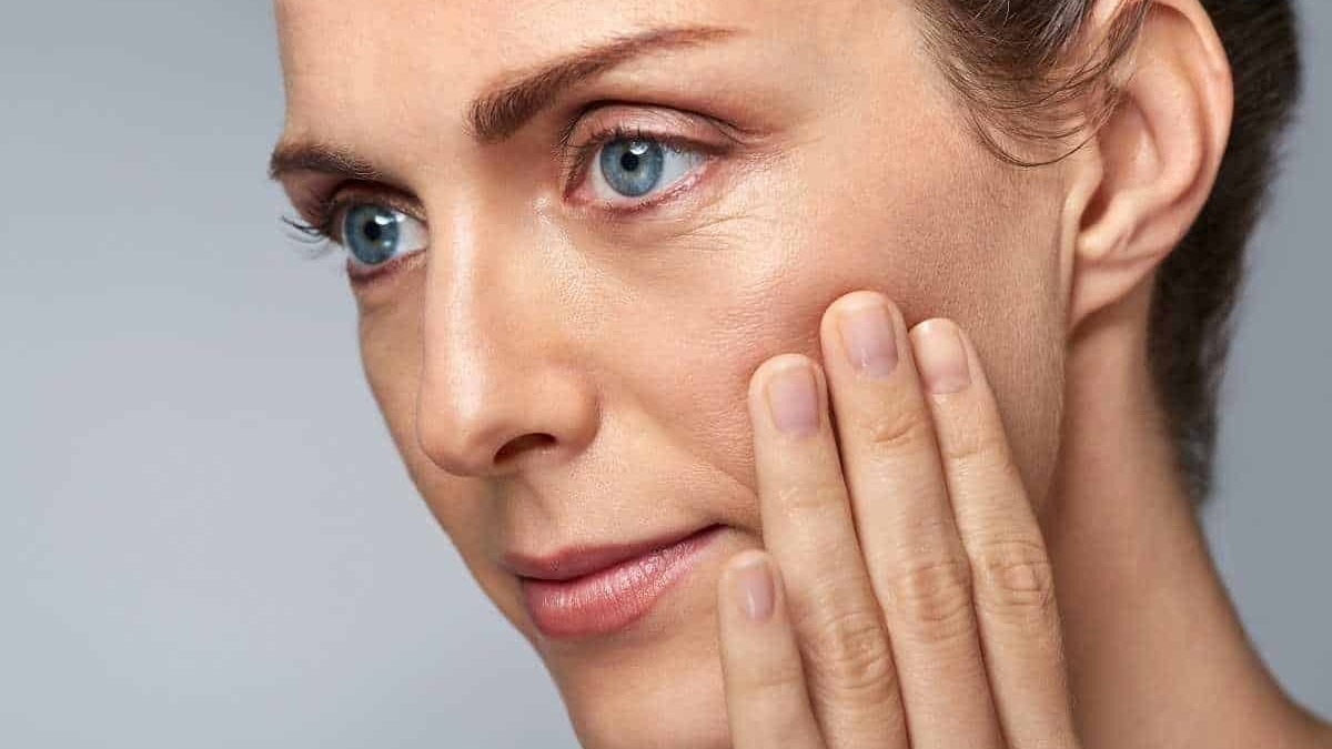 Pelle liscia e curata, donna che si prende cura del viso, trattamento anti-invecchiamento, beauty routine, skincare, benessere della pelle, cosmetici di alta qualità.