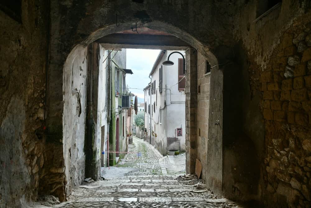 Stradina tra antiche case in pietra a Montesarchio