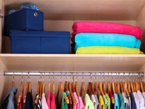 Vestiti appesi o piegati nell'armadio?