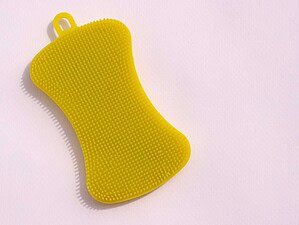 Spugna in silicone per piatti pro e contro: superficie e utilizzo