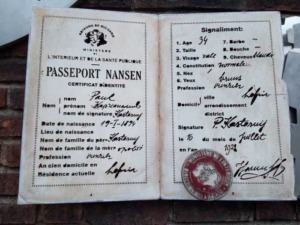Passeport Nansen avec cachet officiel, informations personnelles et signature, utilisé pour l'immigration en 1923. Document historique illustrant l'identification et le voyage international.