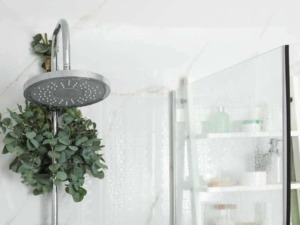Doccia moderna con pioggia e piante verdi, ambiente bagno rinfrescante e naturale.