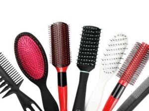 Spazzole per capelli di diversi stili e materiali, ideali per styling, pieghe, volume e cura dei capelli. Accessori professionali per acconciature perfette e ogni esigenza di cura dei capelli.