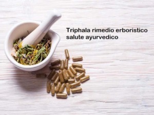 Polvere di triphala con capsule erboristiche e mortaio, remedio ayurvedico naturale, salute e benessere, medicina alternativa.