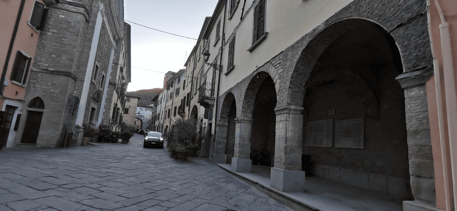 Portico di Romagna il paese di Dante e Beatrice 2 Vecchia strada di pietra con archi in pietra e edifici storici su strada di montagna in Italia, atmosfera tranquilla, architettura antiquata, viaggi in Italia, centro storico.