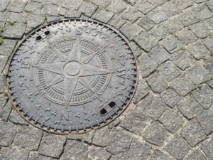 Perché i tombini sono rotondi? La spiegazione fisica e storica