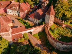 Antica torre medievale e mura di geschützt di un borgo storico in autunno, immerso nel verde delle foreste. Perfetto esempio di architettura tradizionale e patrimonio culturale italiano.