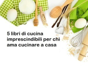 Pentole e utensili da cucina con uova, miele, farine e spezie su sfondo bianco, promuovendo i migliori libri di cucina per appassionati di ricette casalinghe.