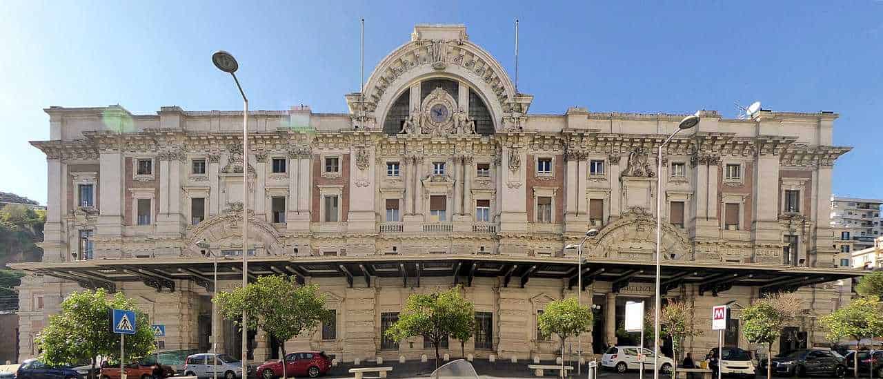Stazione mergellina napoli: Stazione ferroviaria storica a Napoli con architettura elegante e dettagli ornamentali.