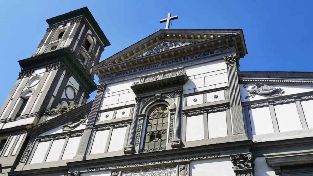 Fascino delle chiese storiche italiane, architettura barocca e dettagli artistici, esempio di patrimonio culturale e spirituale.