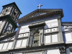 Fascino delle chiese storiche italiane, architettura barocca e dettagli artistici, esempio di patrimonio culturale e spirituale.