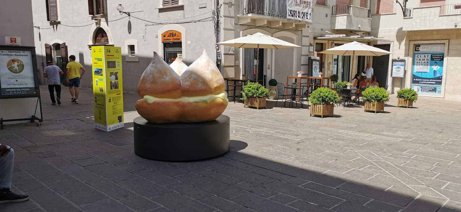 File name: statua-sedile-biscotto-piazza.jpg.
