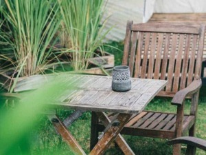 Rustico tavolo in legno con sedia in legno e lampada da tavolo in stile vintage in un giardino verdure greenery ambientazione esterno giardino paesaggio esterno 30a4b1d4 ec9b 48d9 89f7 3b8e7a8b15b9