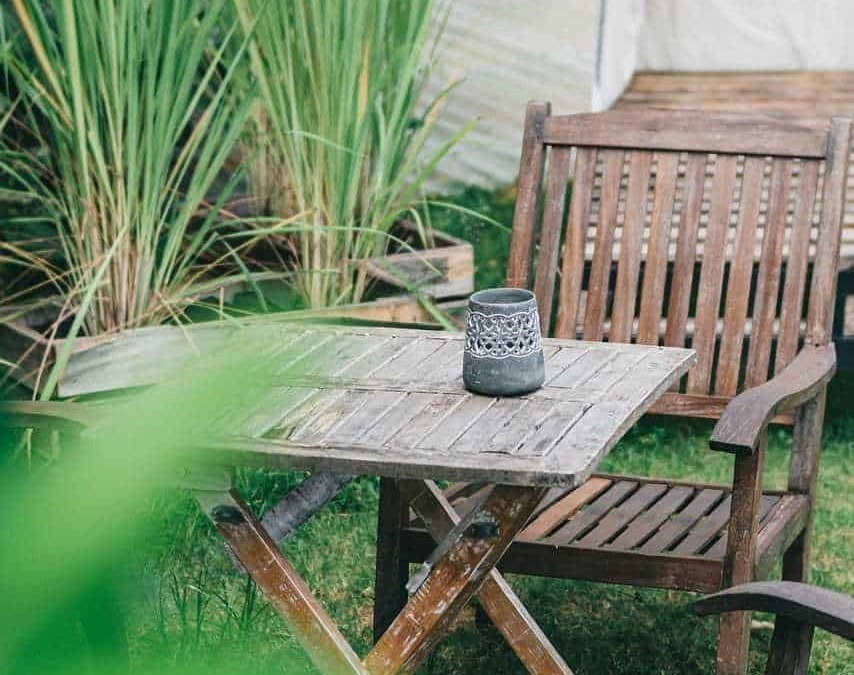 Rustico tavolo in legno con sedia in legno e lampada da tavolo in stile vintage in un giardino verdure greenery ambientazione esterno giardino paesaggio esterno 30a4b1d4 ec9b 48d9 89f7 3b8e7a8b15b9