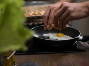 Uova in padella, cucinare colazione, preparare uova strapazzate, cucina casalinga, ricette semplici, passione per la cucina, ingredienti freschi, cucina italiana.