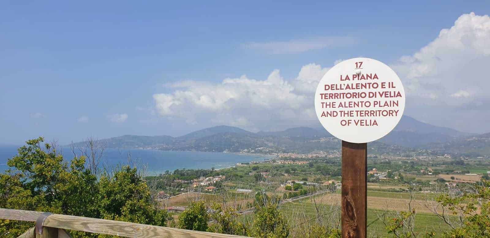 VISTA PANORAMICA DELLE TERRE DEL PIANO DELL’ALENTO E DEL TERRITORIO DI VELIA, CON MONTAGNE, MARE E PAESAGGI RUSTICI, IN UNA GIORNATA SOLEGGIATA.