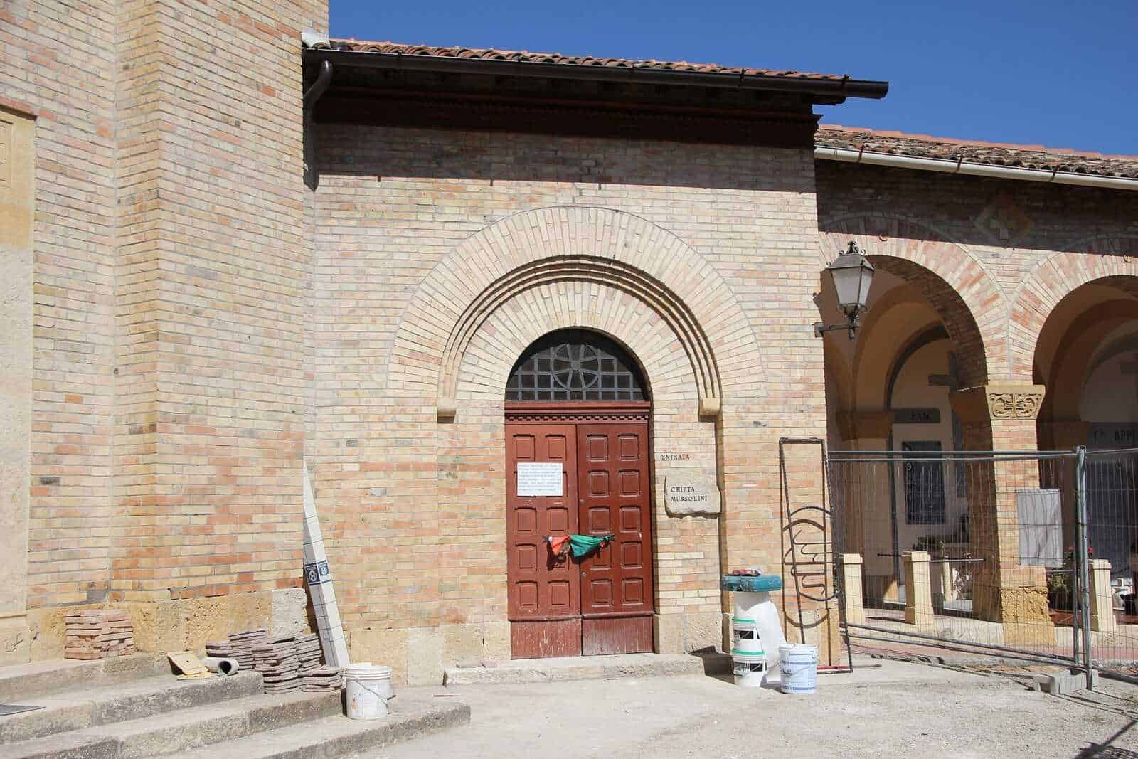 Cripta di Mussolini a Predappio: guida al Cimitero 3 Guida completa alla cripta di Mussolini a Predappio: indirizzo cimitero di San Cassiano, orari di apertura, come arrivare e cosa vedere.