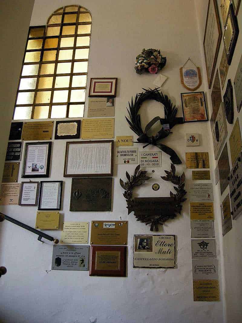 Cripta di Mussolini a Predappio: guida al Cimitero 7 riconoscimenti storici in una parete di una chiesa