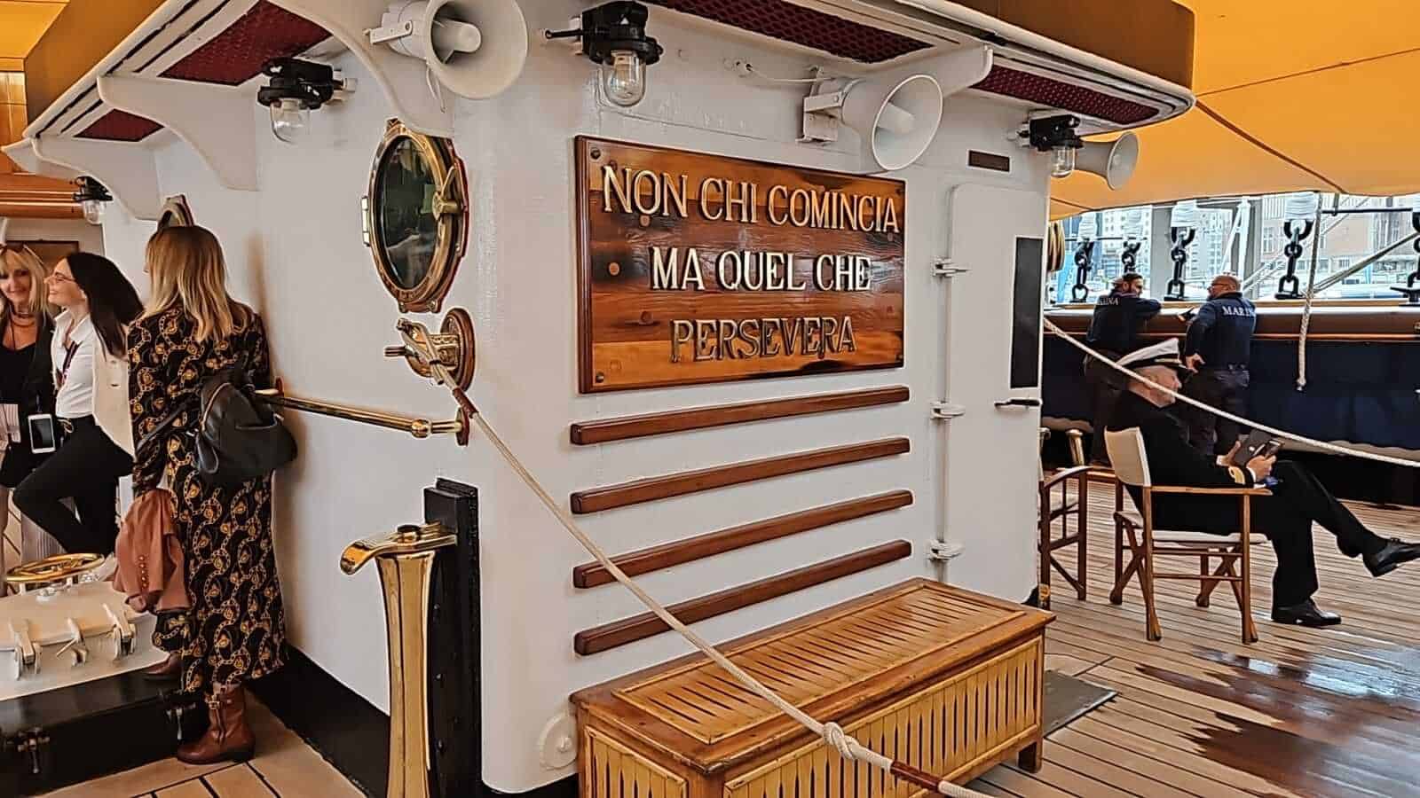 Amerigo Vespucci a Napoli 2025: cosa sapere 6 Nome file: barca-ristorante-mare-italiano-interni.jpg.