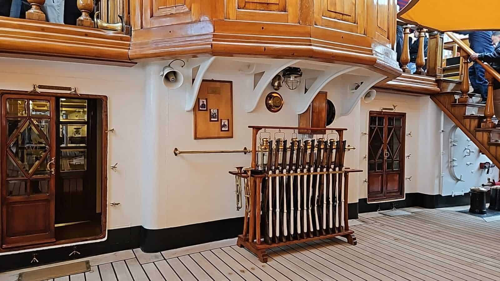 Amerigo Vespucci a Napoli 2025: cosa sapere 18 Elegante interni con elementi in legno, focus su scaffale con bottiglie, ambientazione accogliente e raffinatamente decorata.