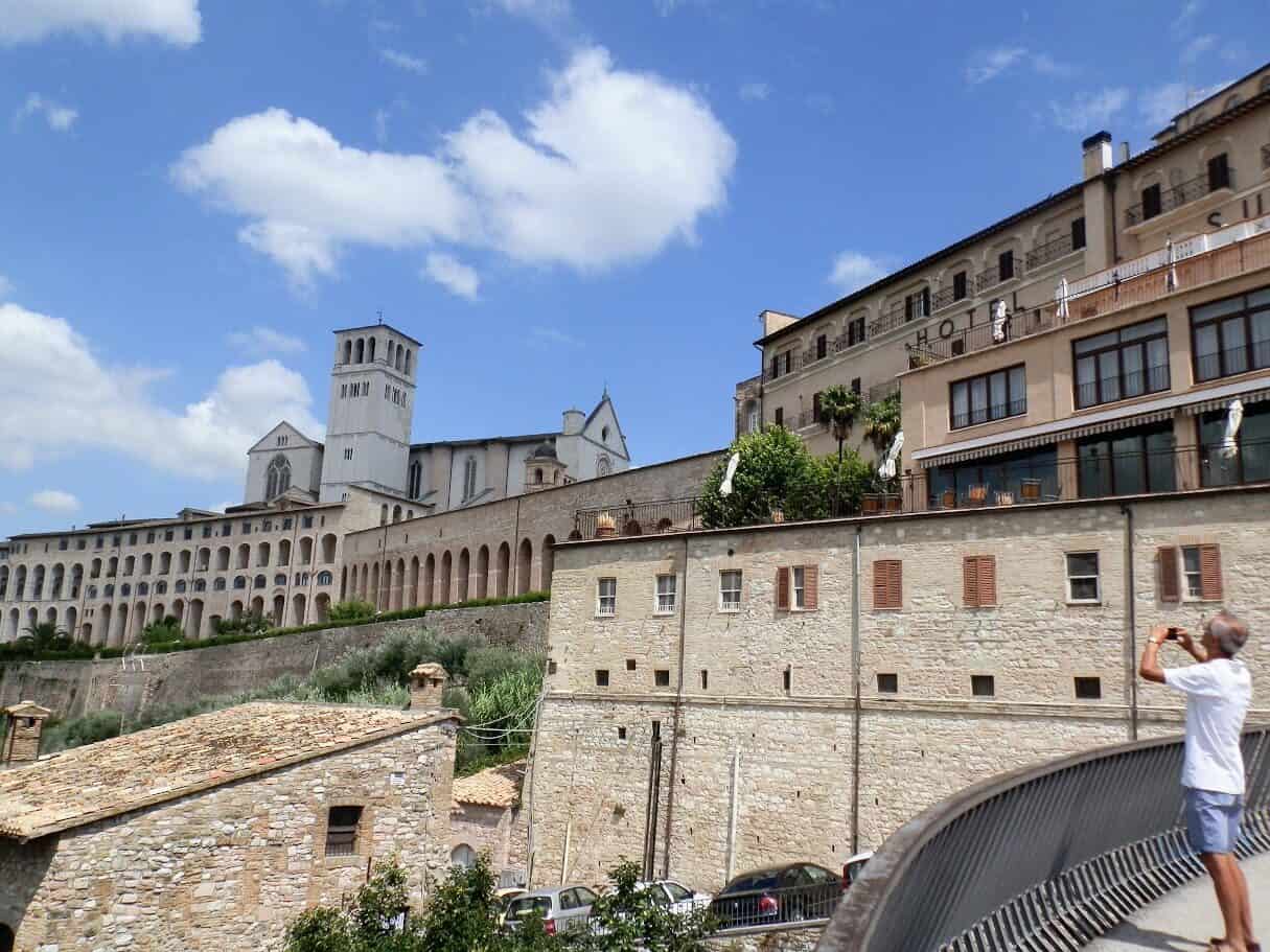 La Basilica di San Francesco vista dal basso