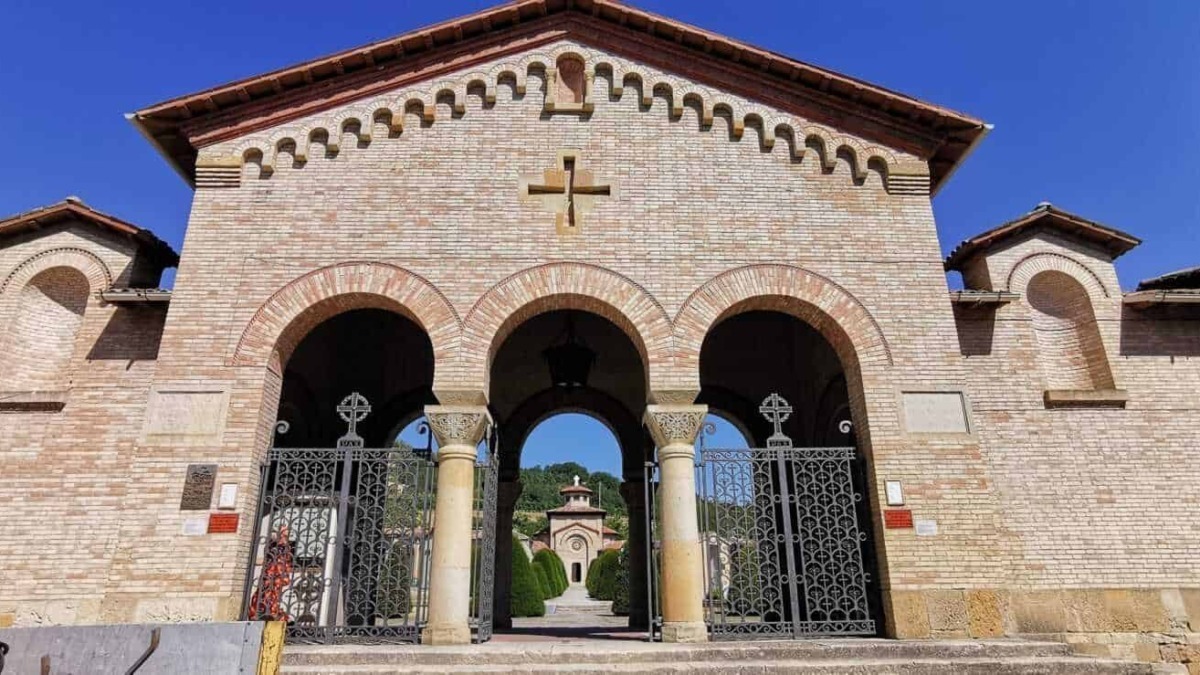 Ingresso ad arco con colonne in pietra del Cimitero Monumentale di San Cassiano in Pennino a Predappio