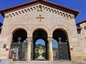 Ingresso ad arco con colonne in pietra del Cimitero Monumentale di San Cassiano in Pennino a Predappio