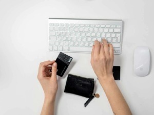Carte di credito e tecnologia, lavoro da casa, strumenti digitali, pagamento online, stile di vita moderno.