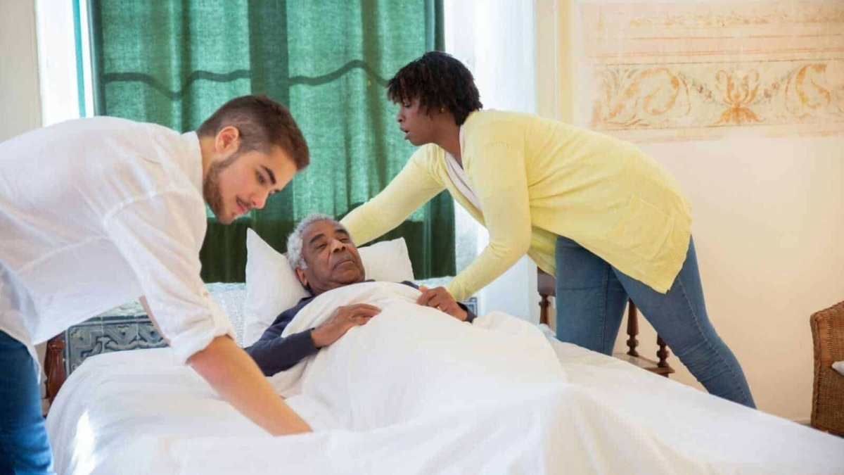 Anziani e badanti che condividono momenti di serenità