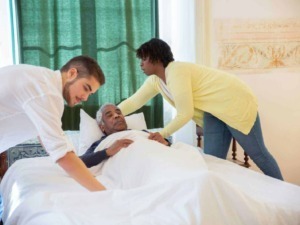 Anziani e badanti che condividono momenti di serenità