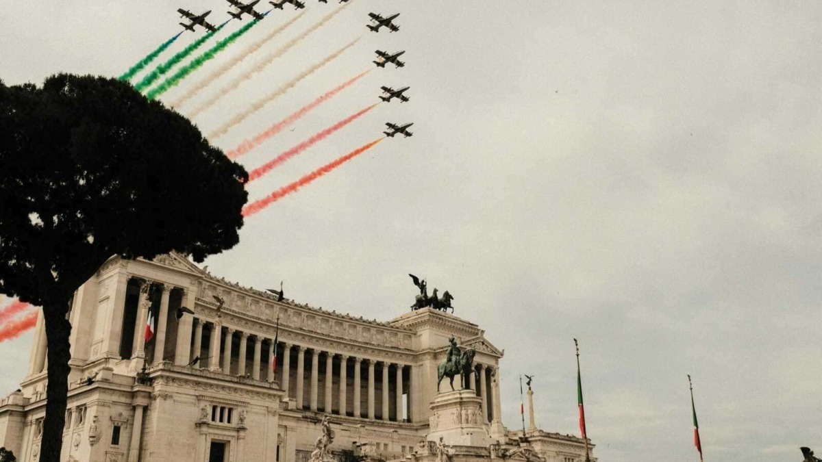 Frecce tricolori sorvolano il Vittoriano a Roma duringa una parata aerea nazionale.