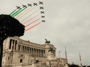 Frecce tricolori sorvolano il Vittoriano a Roma duringa una parata aerea nazionale.